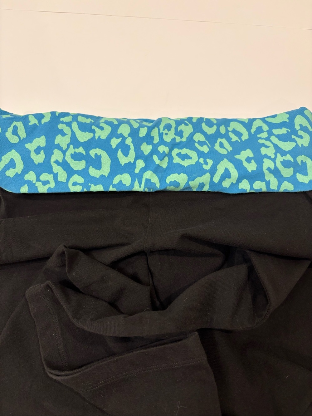 PINK Victoria's Secret Black Yoga Flare Pants Blue & Mint Cheetah Rollover Band - Picture 2 of 4